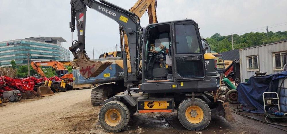 Экскаватор VOLVO 2021 йилда ишлаб чиқариган 8000 мотачас сотилади