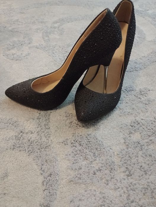 Pantofi aproape noi negrii cu pietricele negre