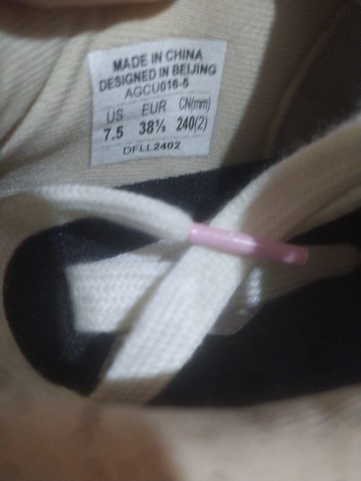 Женские кроссовки