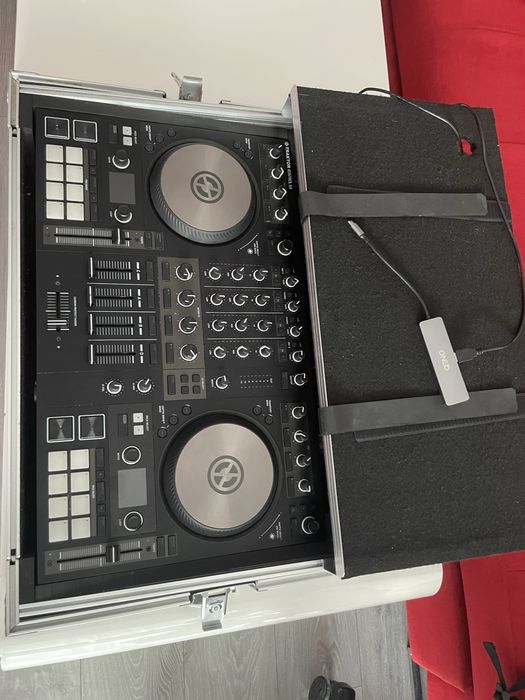 Consola DJ Traktor S4 mk3