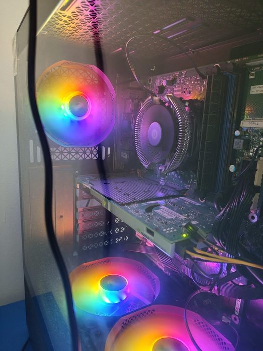 Vând PC gaming+ mouse tastatura