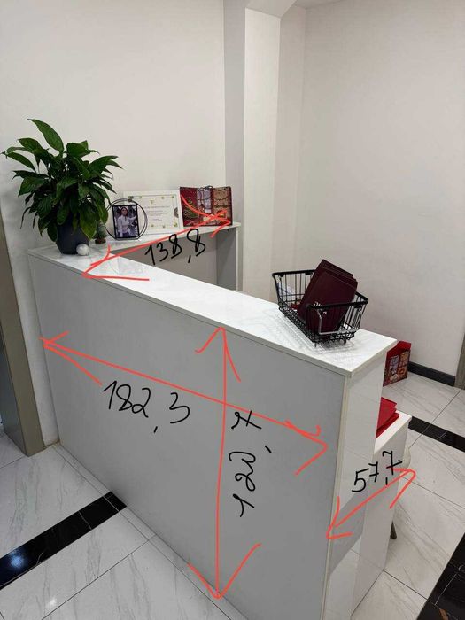 Стойка ресепшен белая