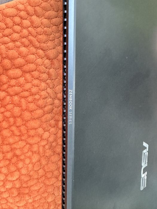 Leptop ASUS ZenBook 1 TB i5