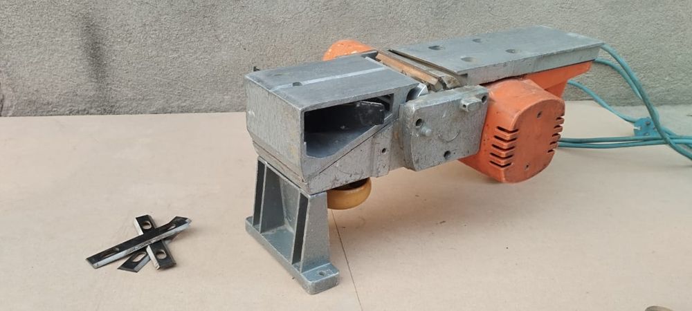 Рубанок электрический по дереву