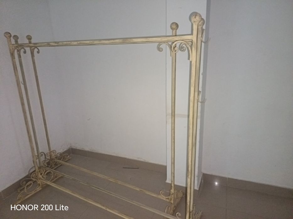 Продаётся стойка для одежды