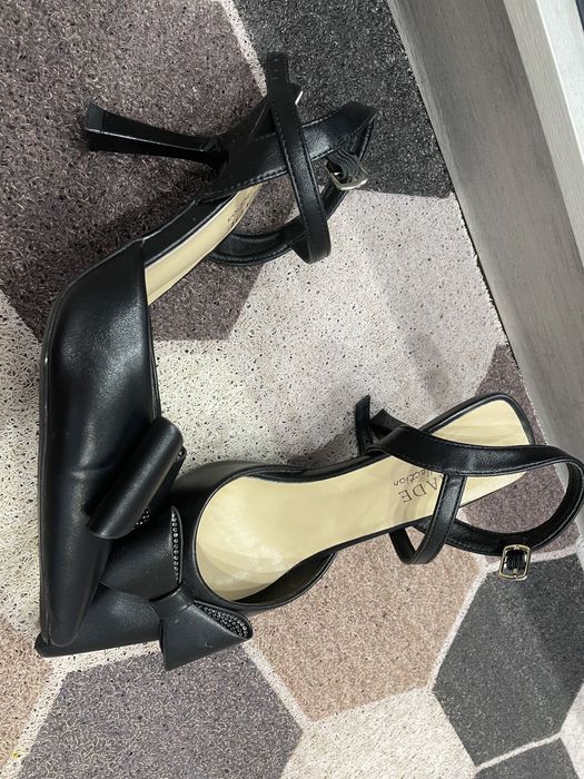 Продам босоножки