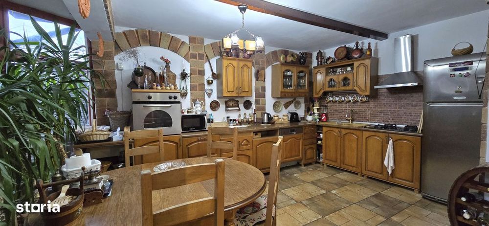 Pensiune 17 camere in Eforie Nord – afacere de familie, gata de expl