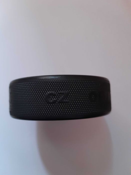 Шайба за хокей на лед, чисто нова и много стара