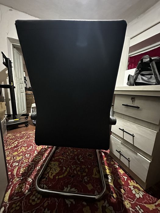 Продается письменый стол в хорошим состоянием Срочно