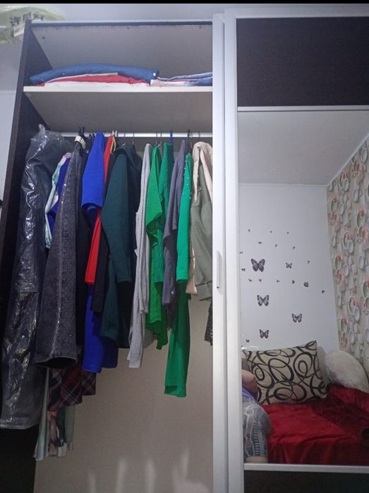 Dressing șifonier cu uși culisante și oglinda Mobexpert.