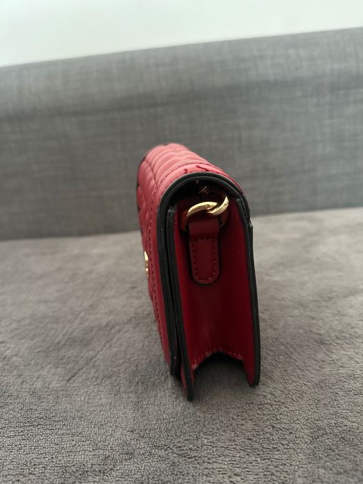 Малка червена чантичка