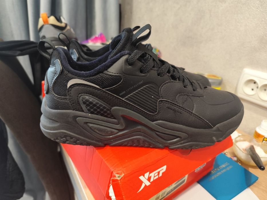 Продам кроссовки Xtep 42р
