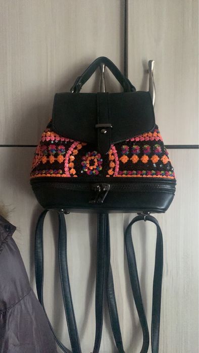 Раница може и чанта през рамо