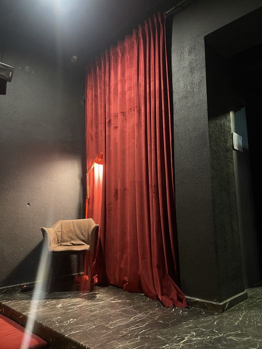 Шторы красные большие