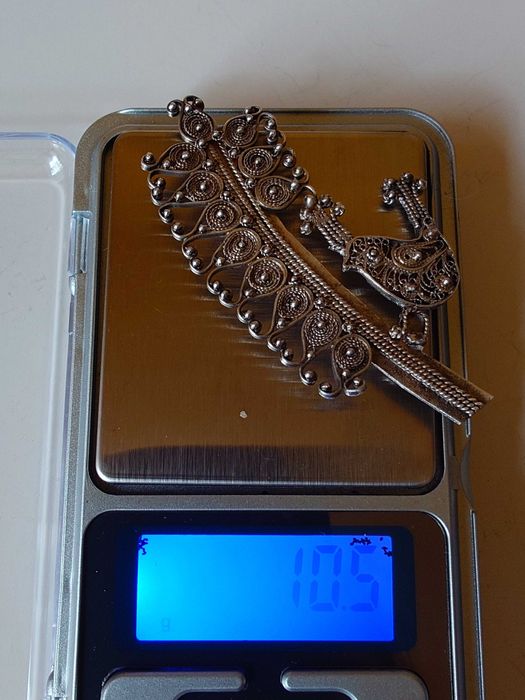 Broșă vintage filigranată – Păun pe ramură (argint)