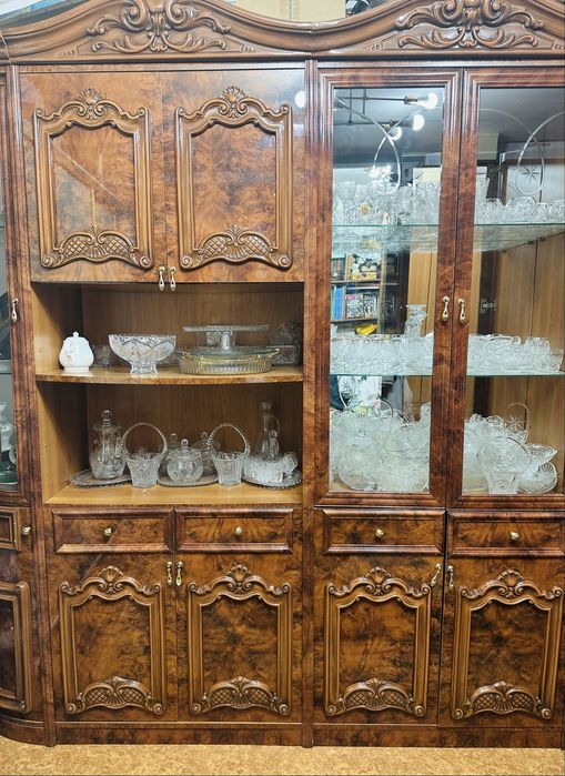 Продается гостиный сервант из натурального дерева