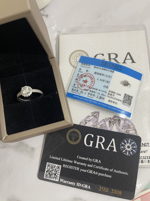 Кольцо с брилиантом