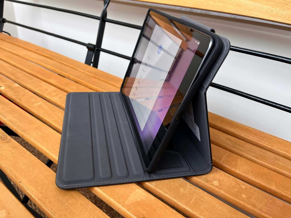iPad 9 A2604, 64 GB, Logitech Combo Touch, Apple Pencil, Targus Case
