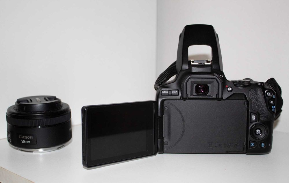 Canon EOS 250D с 2 обектива Canon EF-S 18-55mm+ EF 50mm f/1.8 STM