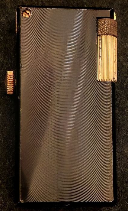 Зажигалка со встроенными швейцарскими часами.