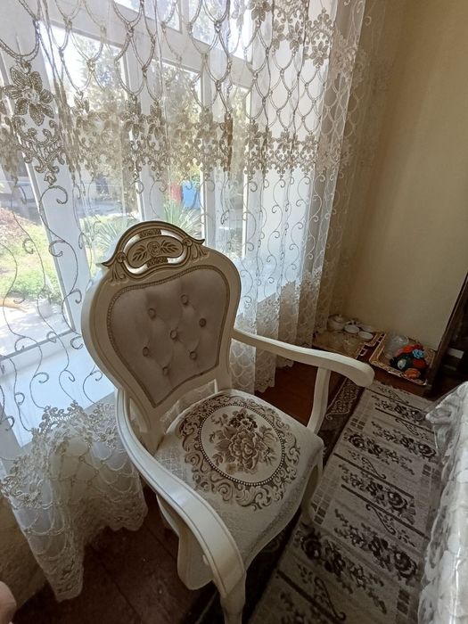 Sotiladi: Stol-stul to‘plami (yong‘oq yog‘och)