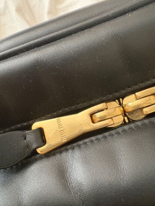 Оригинална чанта Miu Miu от естествена телешка кожа.