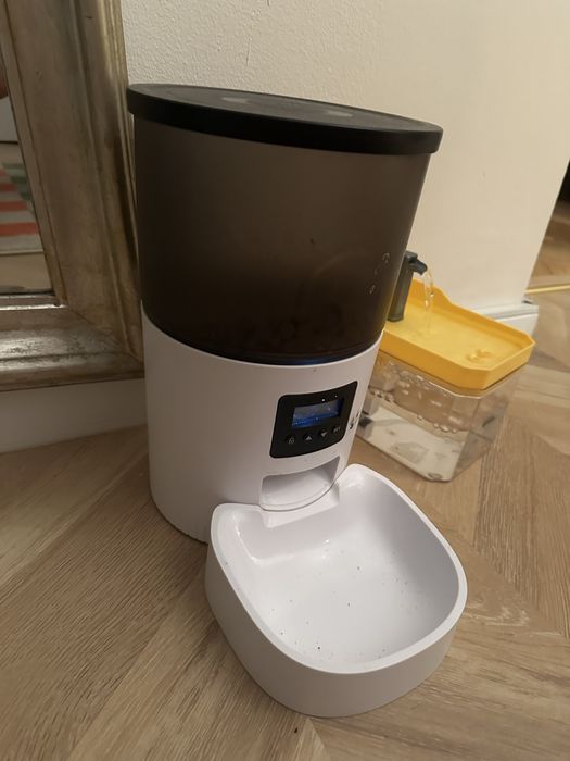 Dozator hrana pisici / catei