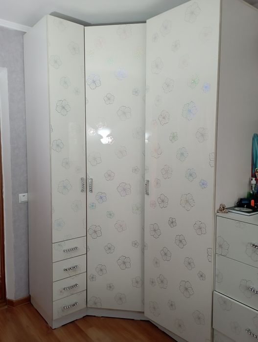Угловой шкаф с кроватью