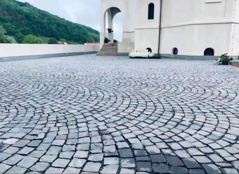 Vând piatră cubică andezit și montez