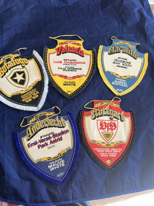 Стари спортни флагове на футболни отбори.