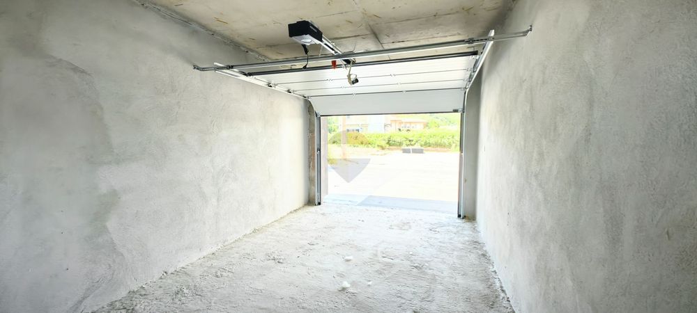 Две партерни съседни гаражни клетки за продажба, кв.Аспарухово, гр.Ва
