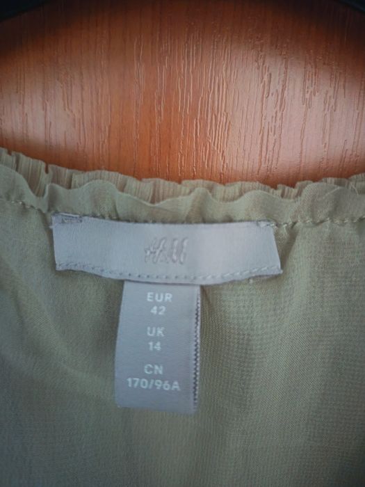 Top mărimea 42 de la H&M. Este nou.