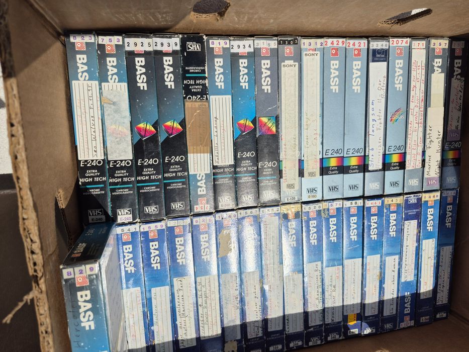 Vând Lot 48 casete video VHS originale Basf de 240 minute colectie de filme diferite genuri 
Philips; Eindhoven,Miniwatt made in
Olanda