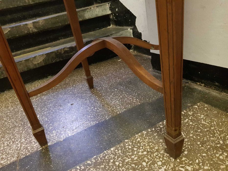 Piese Mobililer vechi Masa Mese Comoda Lemn Masiv Bufet Sertare Usi vintage Vitrina Vitrine Sticla Retro