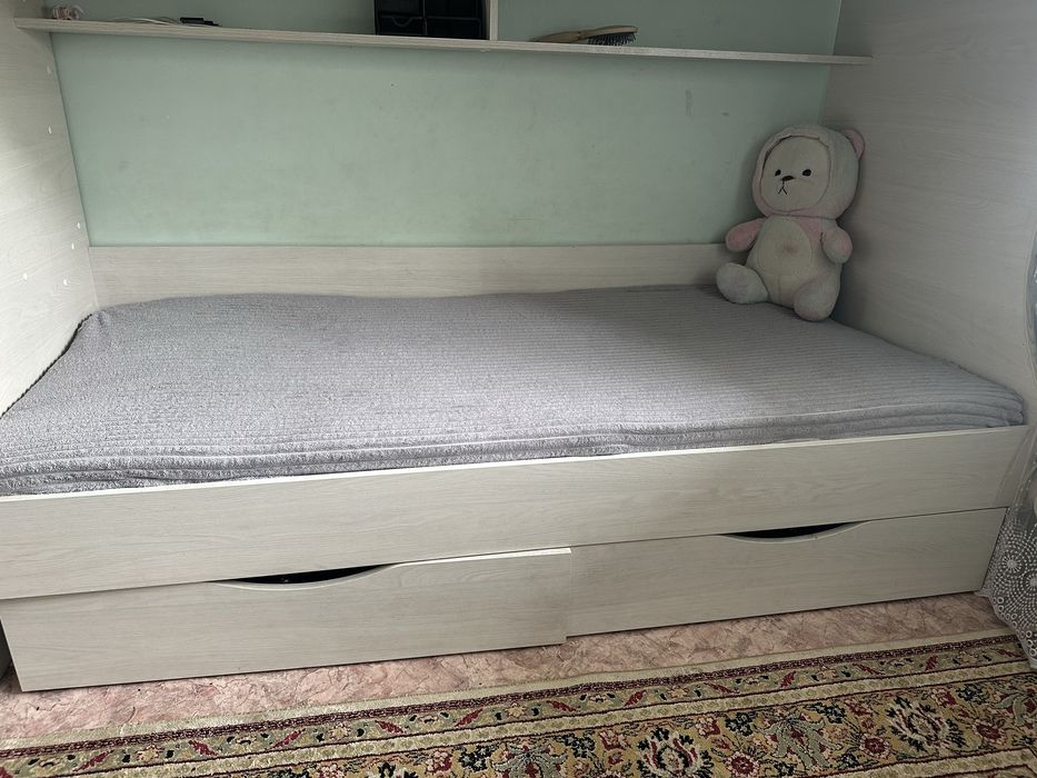 Двухярусный кроват