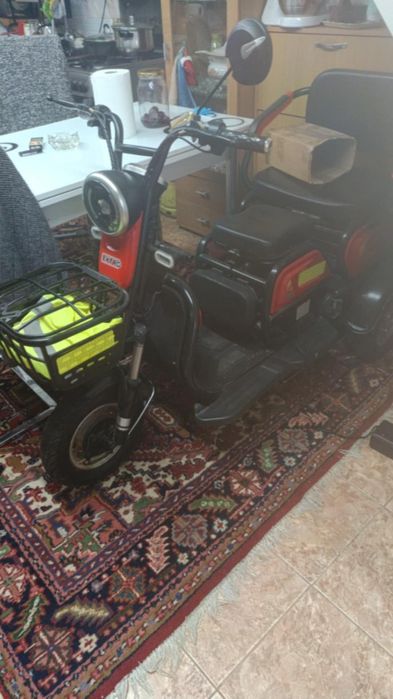 Vand motoreta mai multe detali privat