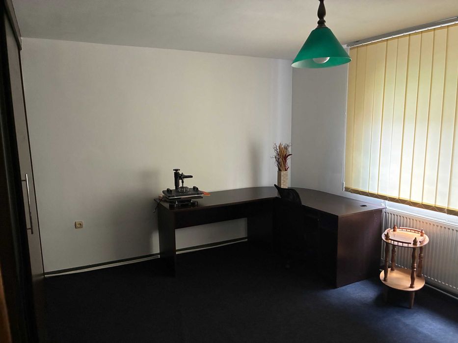 Casa cu 4 camere si depozit
