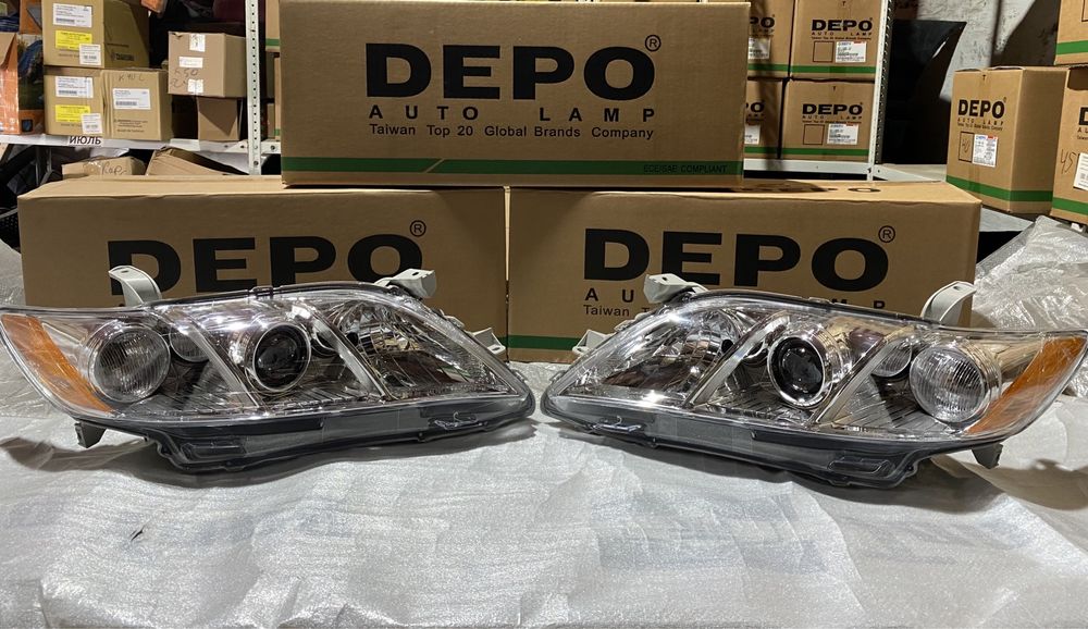 Передние новые фары на Camry 40 американец (Depo)