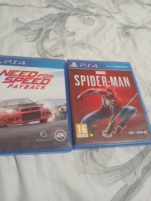 Продавам плейстейшън 4 про ,със 5 дискети!