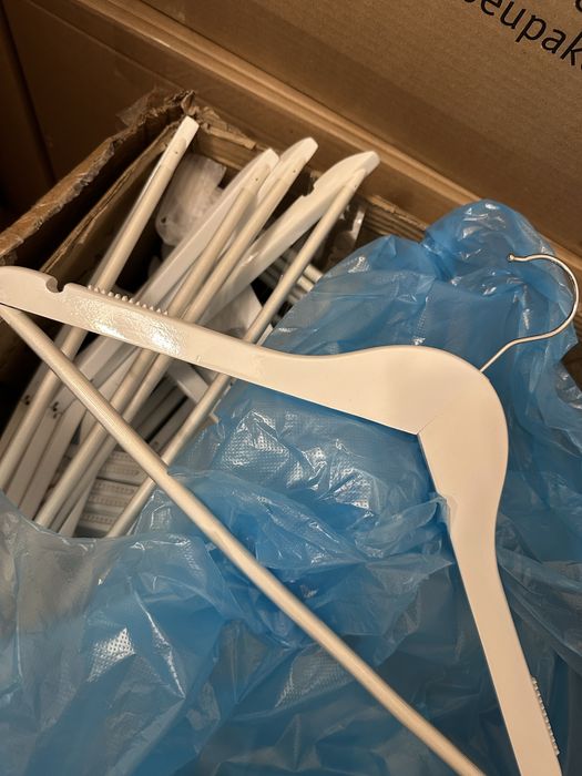 Вешалки новые белые