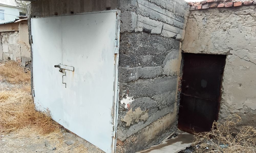 Гараж с сараем , 28 квадратов и земельный участок 7 КВ.