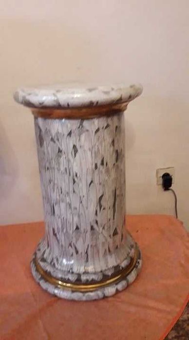 Veioza cu pedestal din portelan decor