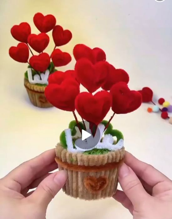 Stol ustiga dekor: Momiq simdan yasalgan gultuvakli gul