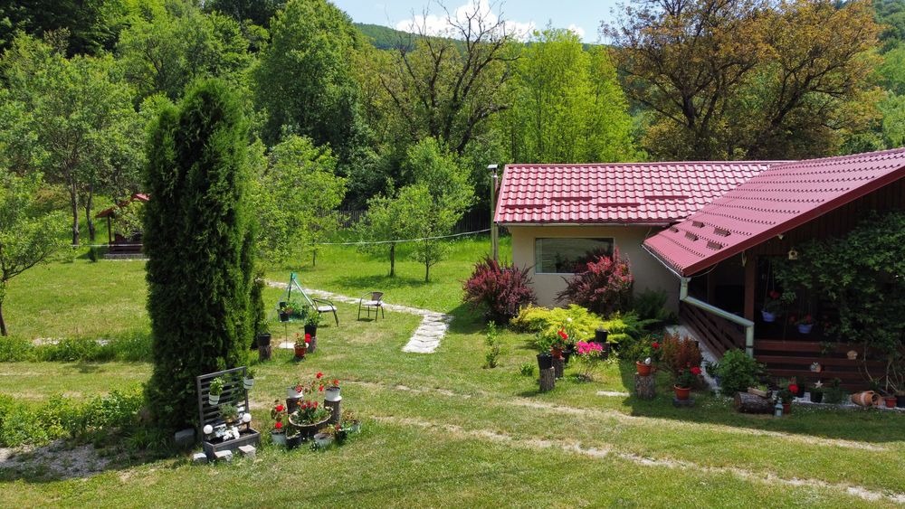 Case de vacanta + teren de vanzare