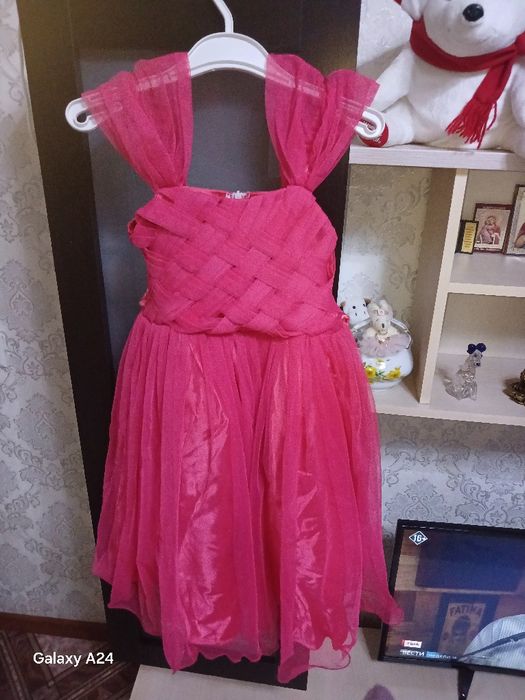 Продам нарядные платья