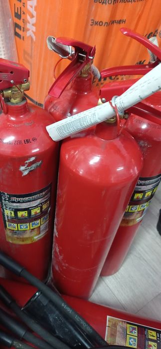 Огнетушители порошковые и углекислотные.