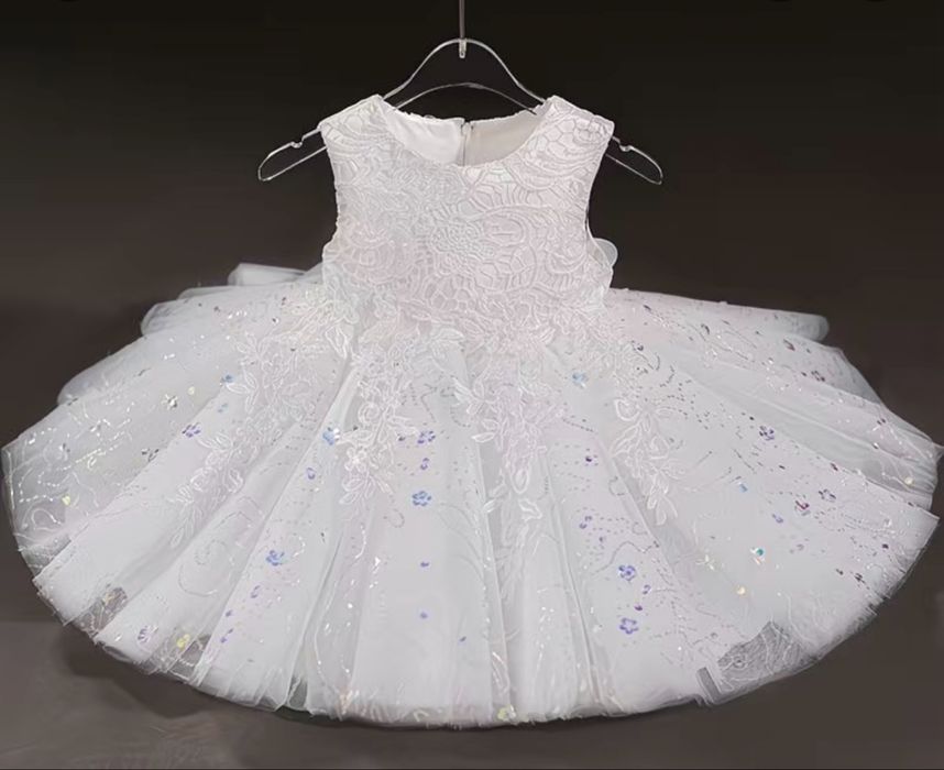 Продам  белые нарядные платья на девочек