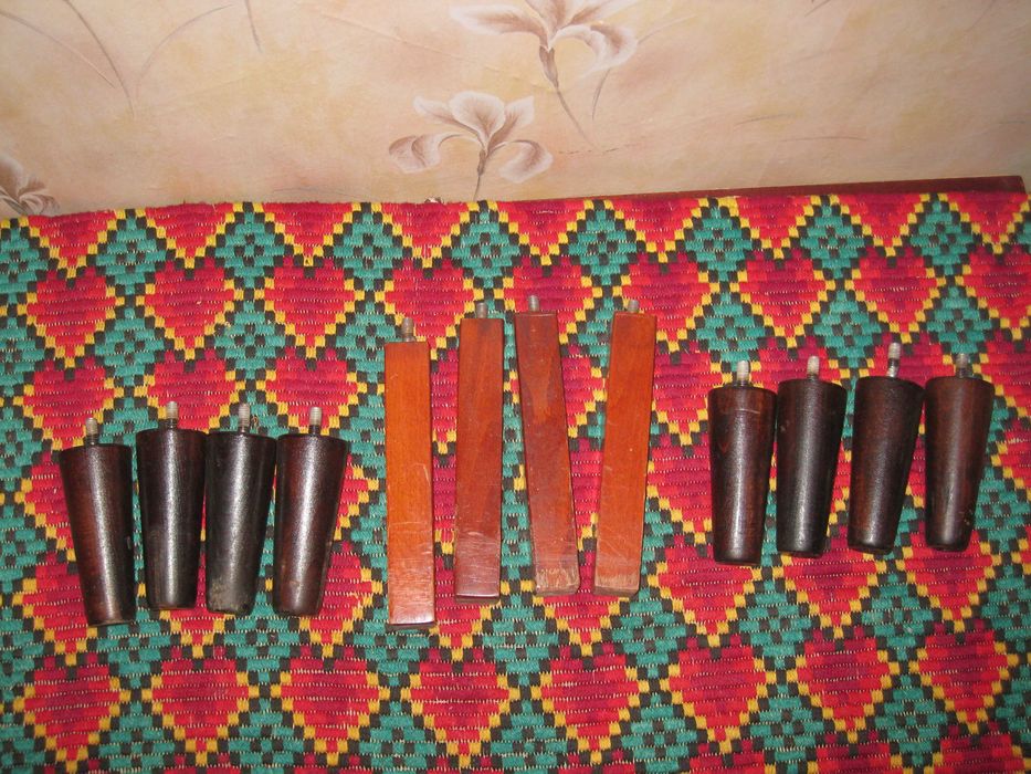 Стари, букови крака за мебели.
Цени 8-10 евро.
Пращам по Еконт.