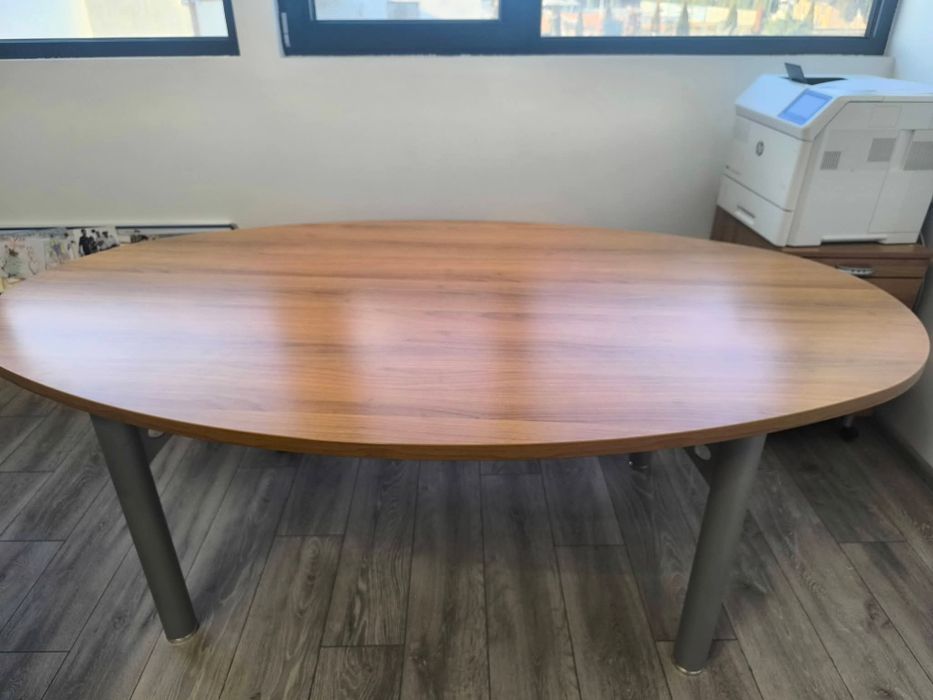 Masa ovala conferinta