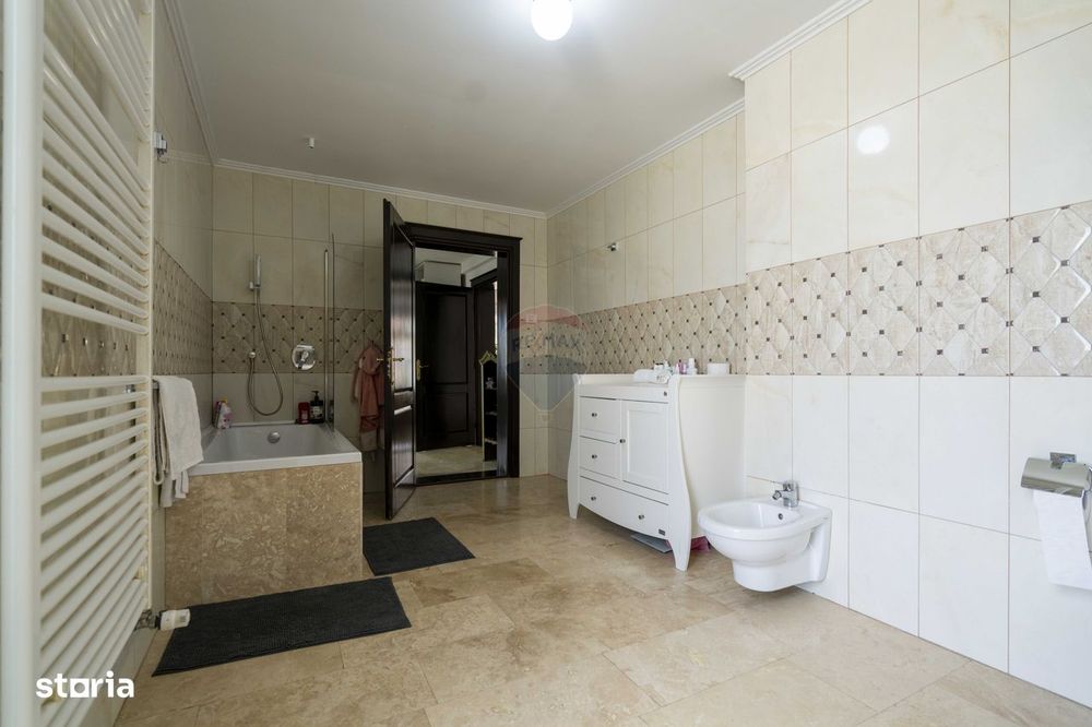 De vânzare casă /pensiune în zona Nufarul